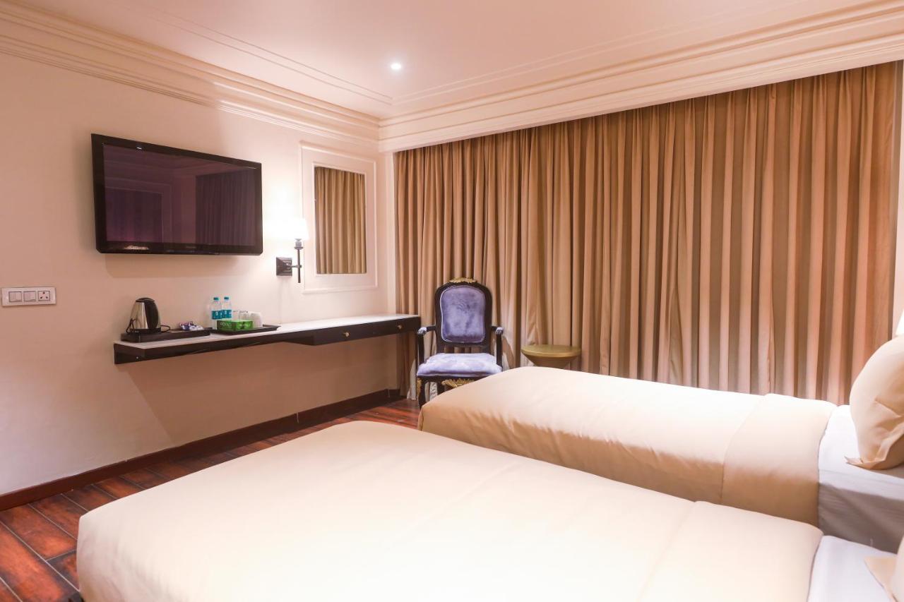The Saga Hotel Ню Делхи Екстериор снимка