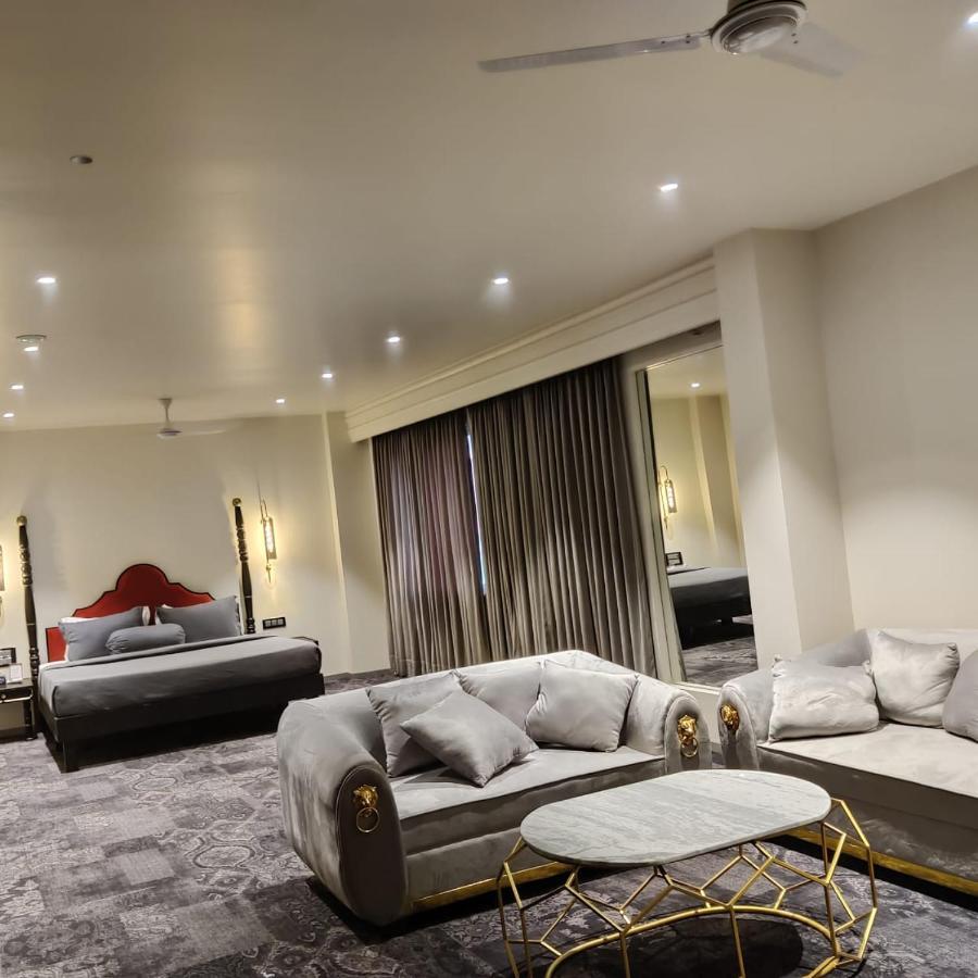 The Saga Hotel Ню Делхи Екстериор снимка